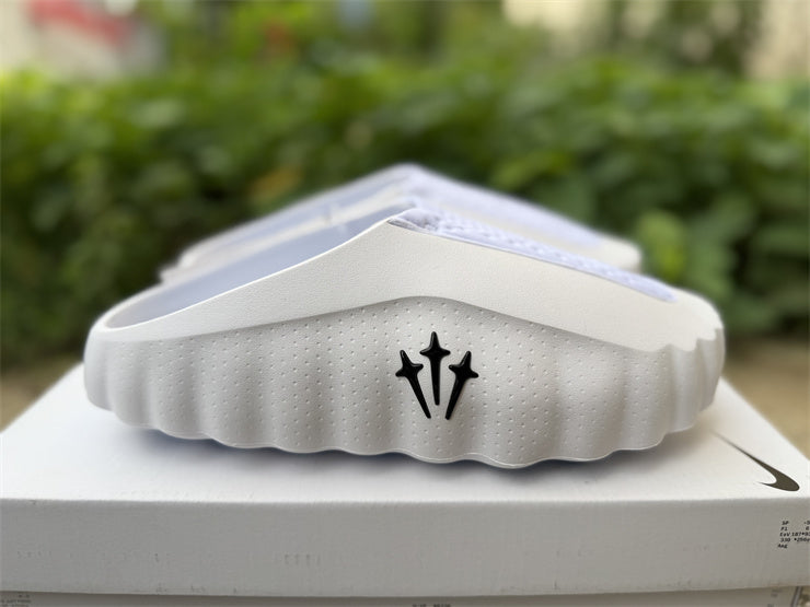 Claquettes Nike x NOCTA Alien Mule – Mules Gris Clair & Blanc Streetwear